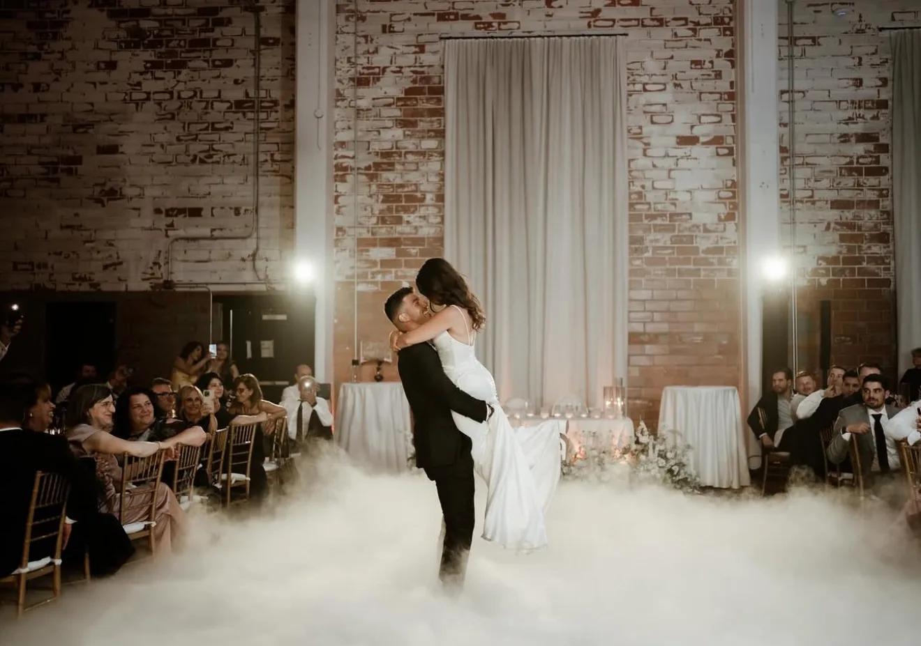 Couple soulevé pendant la première danse dans un nuage bas de glace sèche